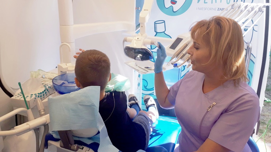 Ponad 2,6 tys. dzieci skorzystało w dentobusie z pomocy dentysty