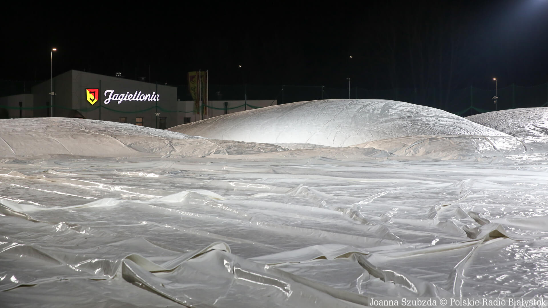 Jagiellonia montuje balon w ośrodku treningowym w Starosielcach [zdjęcia, wideo]