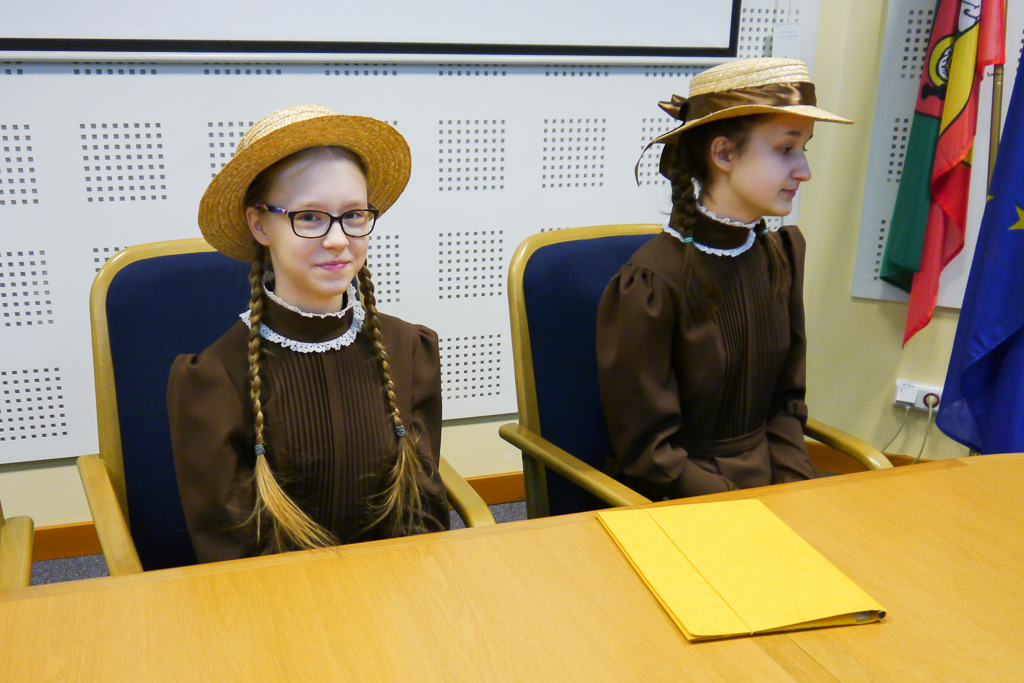 Uczennice gimnazjum promują zasłużonego dla Suwalszczyzny Aleksandra Putrę