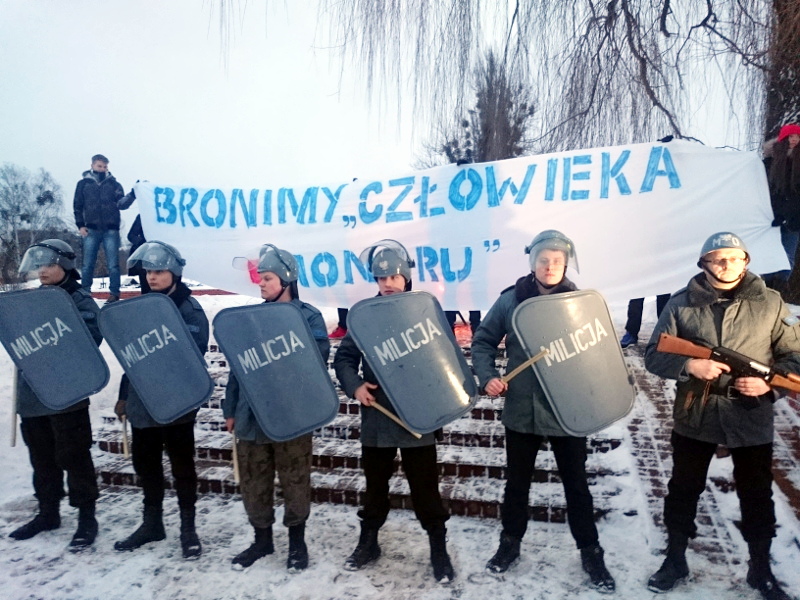 Młodzież Wszechpolska protestowała przeciwko wizycie Adama Michnika w Białymstoku [zdjęcia]