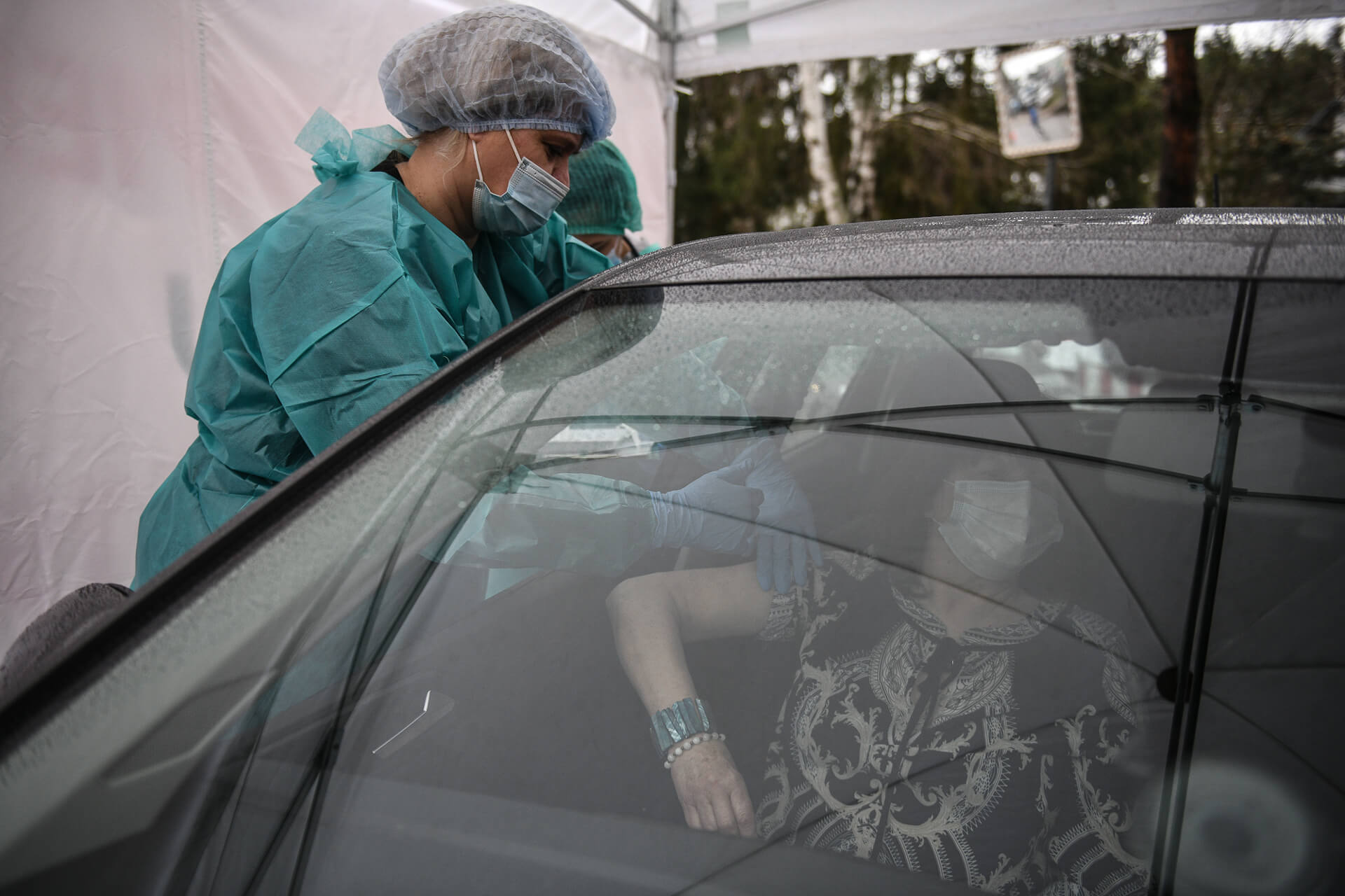 Pierwszy w kraju punkt szczepień drive-thru już działa