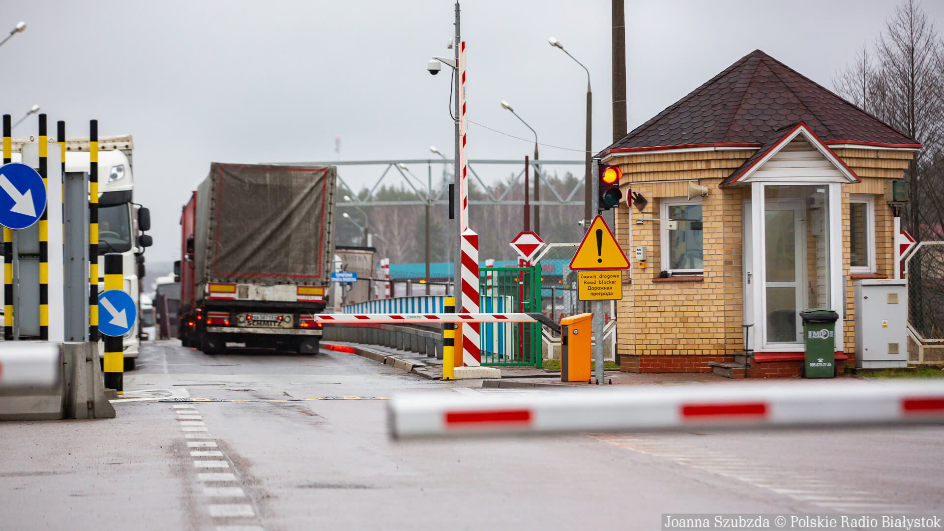 Wciąż ponad doba oczekiwania w kolejce ciężarówek przed Bobrownikami