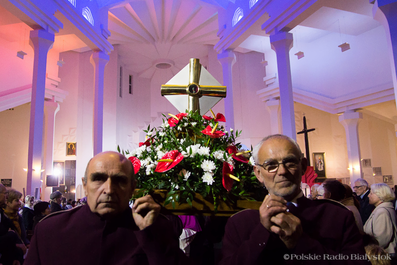 Procesja ulicami miasta z relikwiami błogosławionego księdza Michała Sopoćki [zdjęcia]