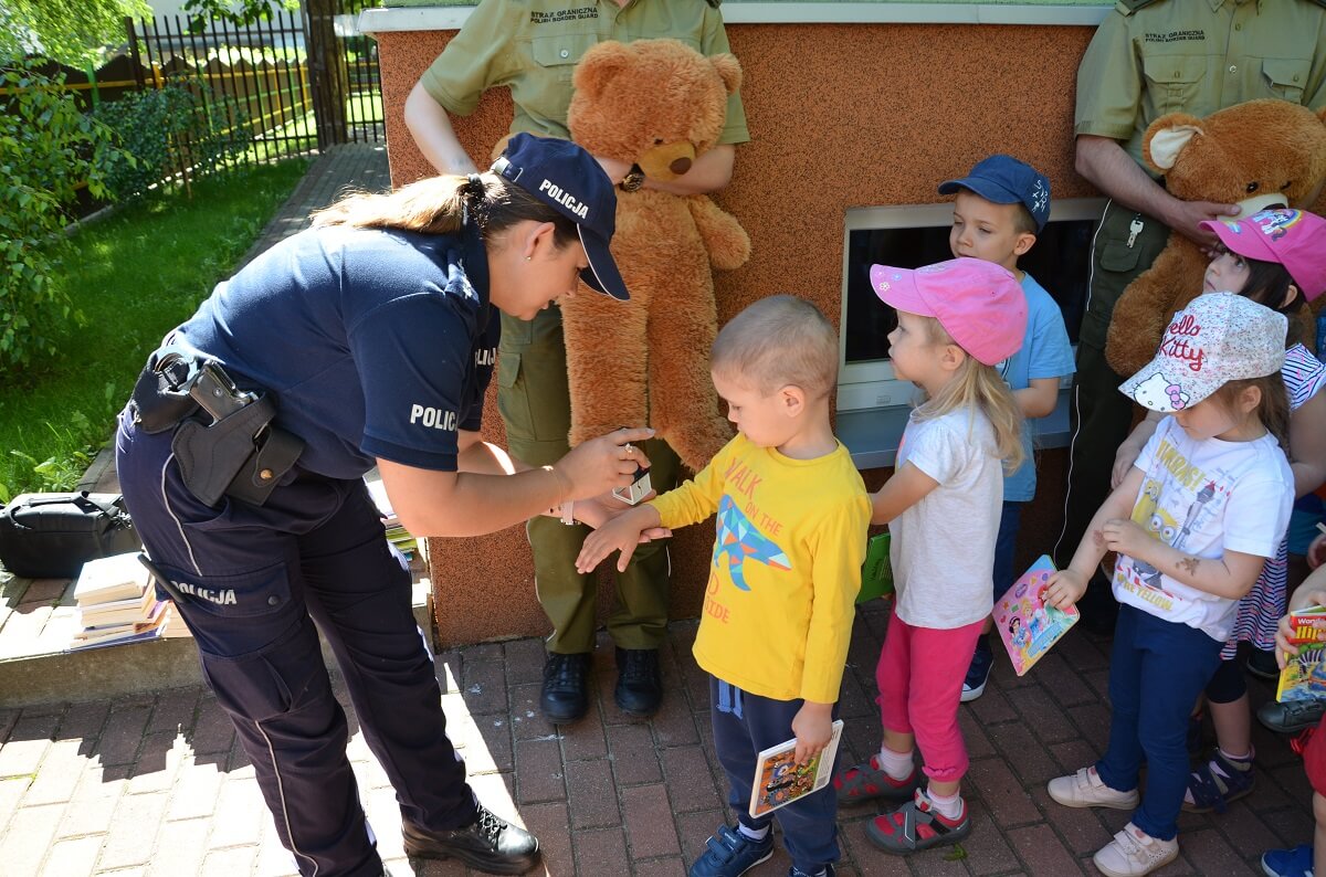 To zabawa i edukacja - służby mundurowe spotykają się z dziećmi