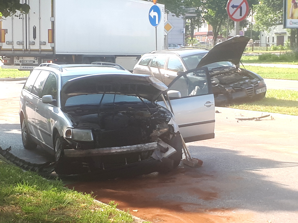 Wypadek na al. Piłsudskiego w Łomży - kierowcy w szpitalu