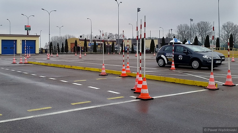W maseczkach i rękawiczkach ponad 80 osób przystąpiło w Suwałkach do egzaminów na prawo jazdy