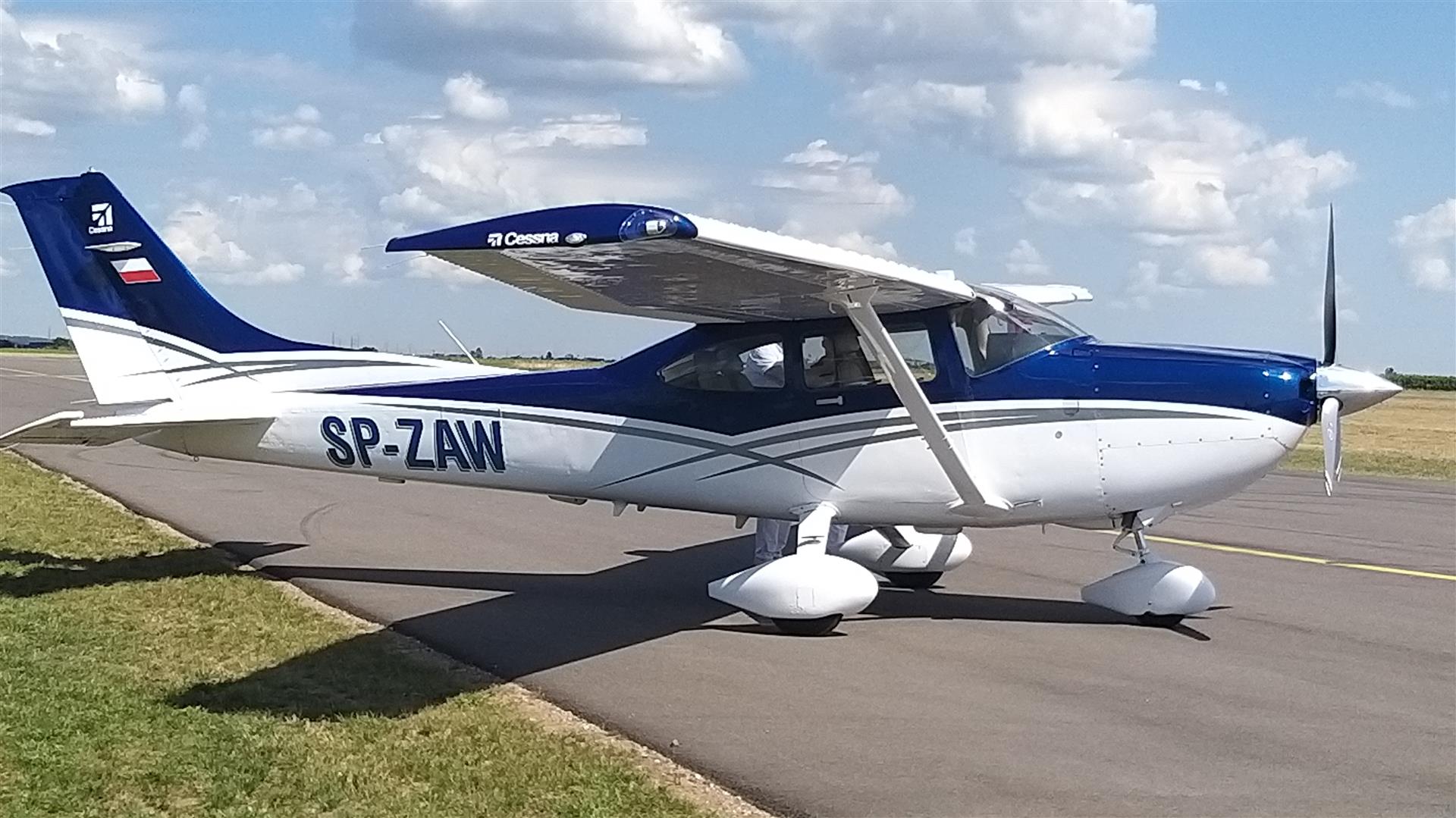 Na suwalskim lotnisku wylądowały pierwsze samoloty [zdjęcia]