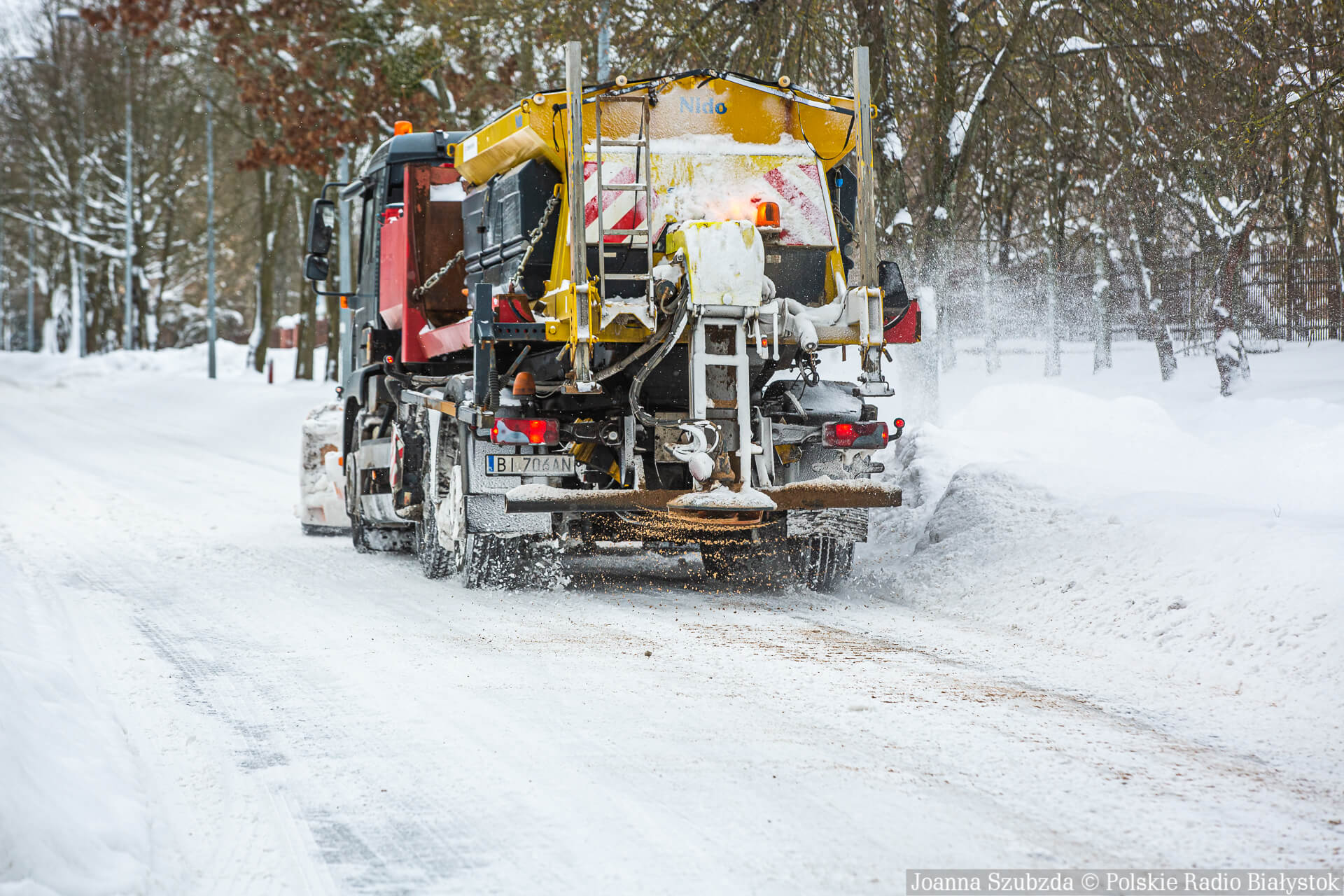 Po prawie trzech dobach nieprzerwanej akcji odśnieżania w Białymstoku wciąż są utrudnienia