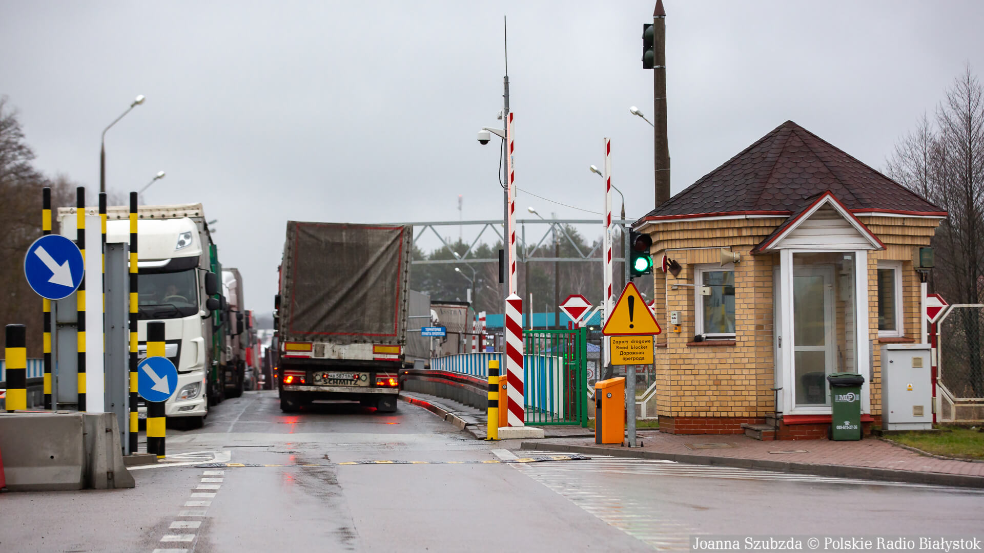 Utrzymuje się długa kolejka tirów do przejścia w Bobrownikach