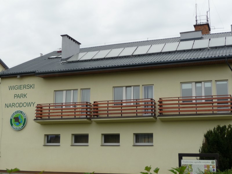 To pierwsze takie urządzenie w regionie - przy siedzibie Wigierskiego PN pojawił się ławostół solarny