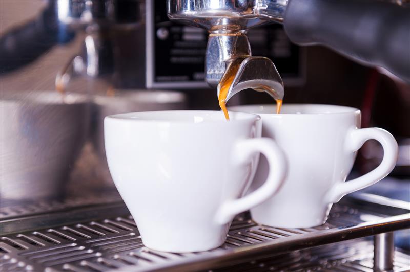 Czy zakaz handlu w niedziele wpływa na wzrost sprzedaży w kawiarniach i restauracjach?