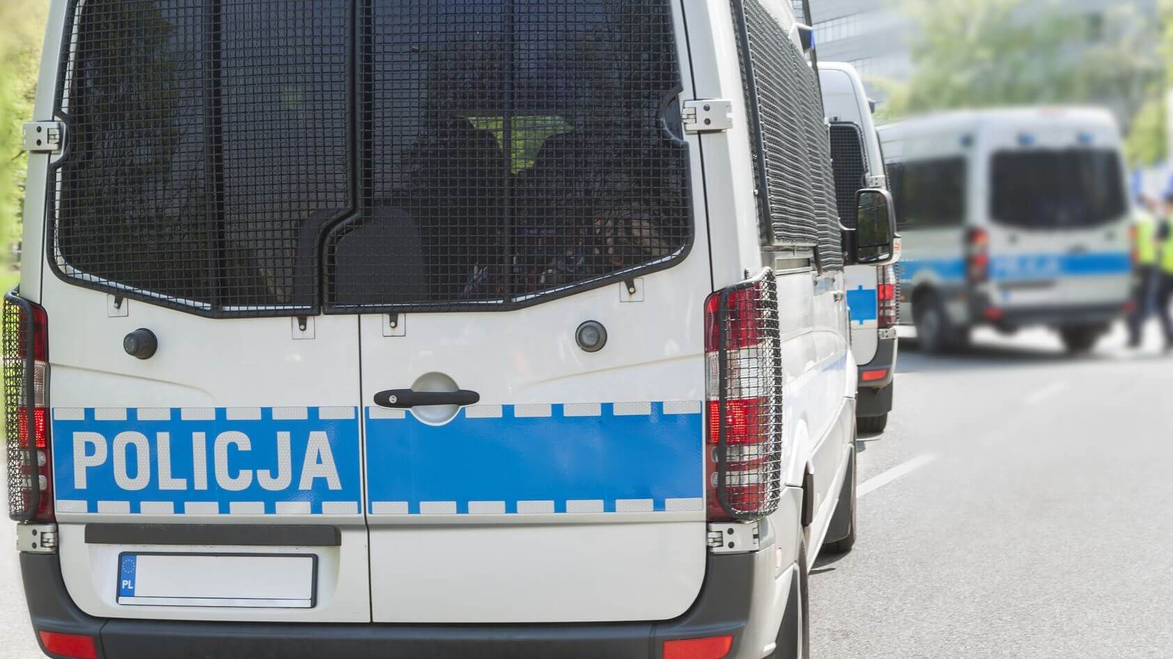W związku z alarmami bombowymi - policjanci pilnowali w nocy wszystkich liceów w kraju