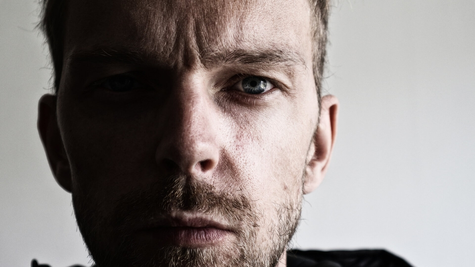 Przemoc wobec mężczyzn. Dlaczego panowie rzadko proszą o pomoc?