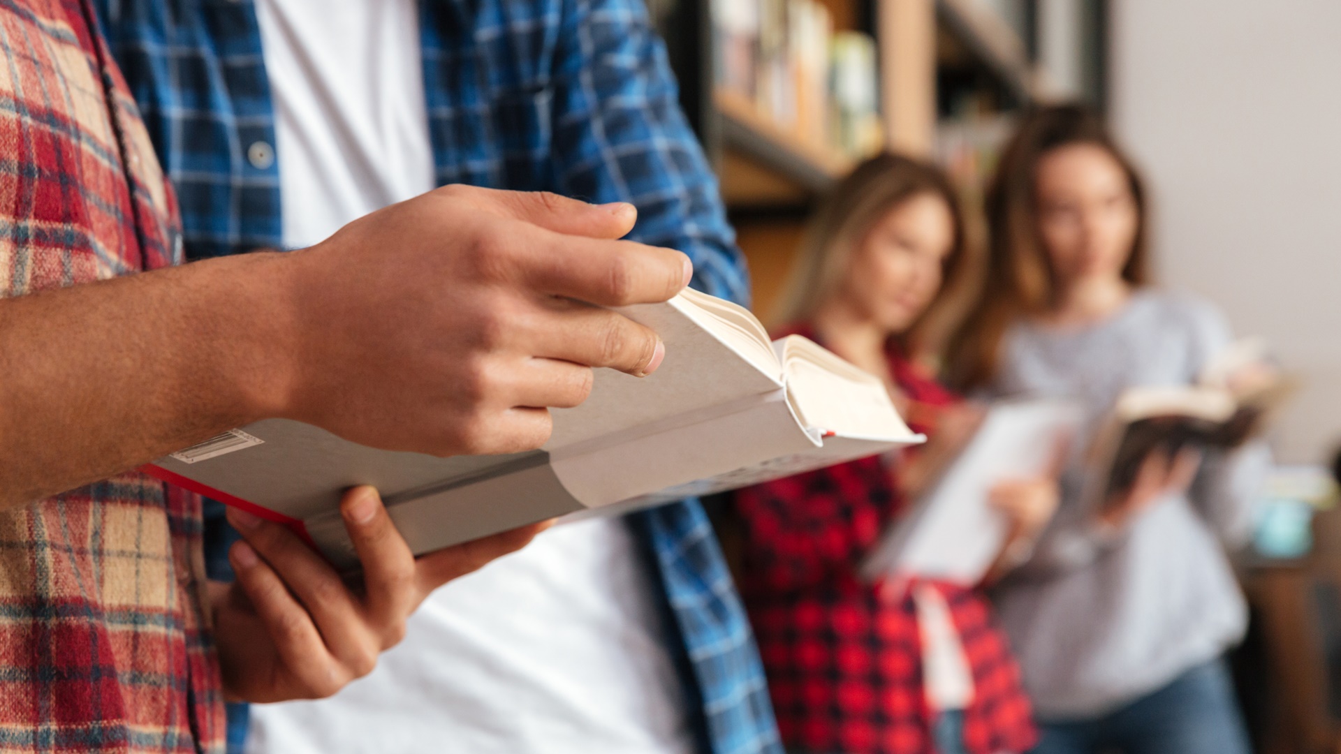 Niektórzy studenci białostockich uczelni przygotowują się do sesji poprawkowych
