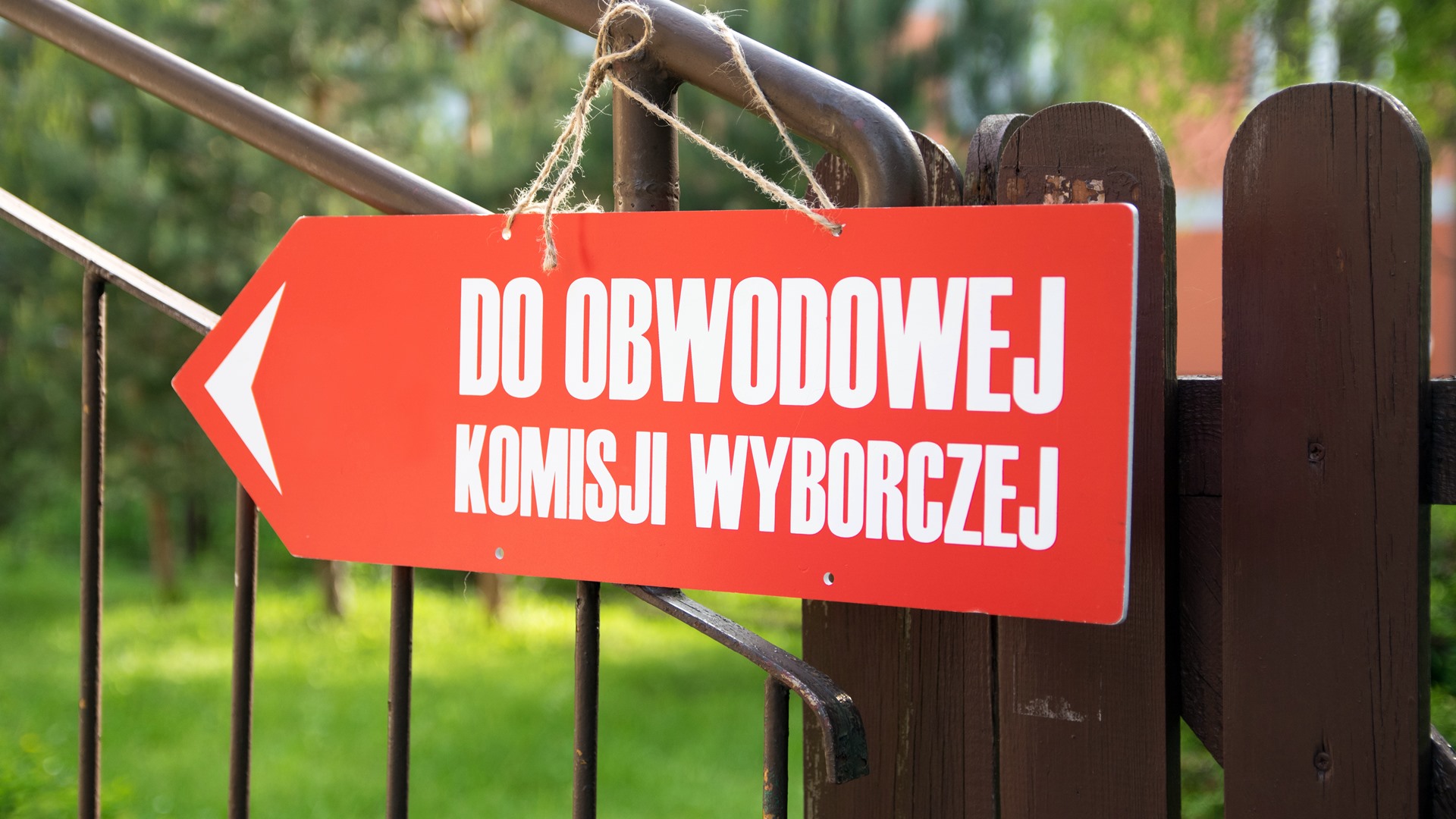 Członkowie komisji w rękawiczkach i przyłbicach, urny dezynfekowane - jest projekt zasad bezpieczeństwa na wybory