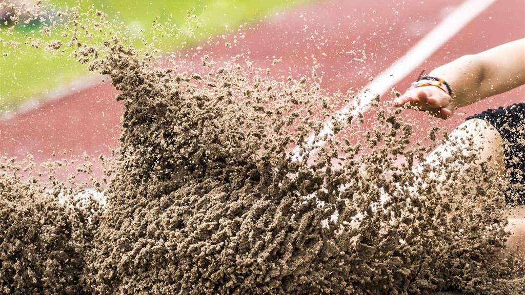 Mityngi lekkoatletyczne z chlorowaną wodą i środkiem dezynfekującym w piasku