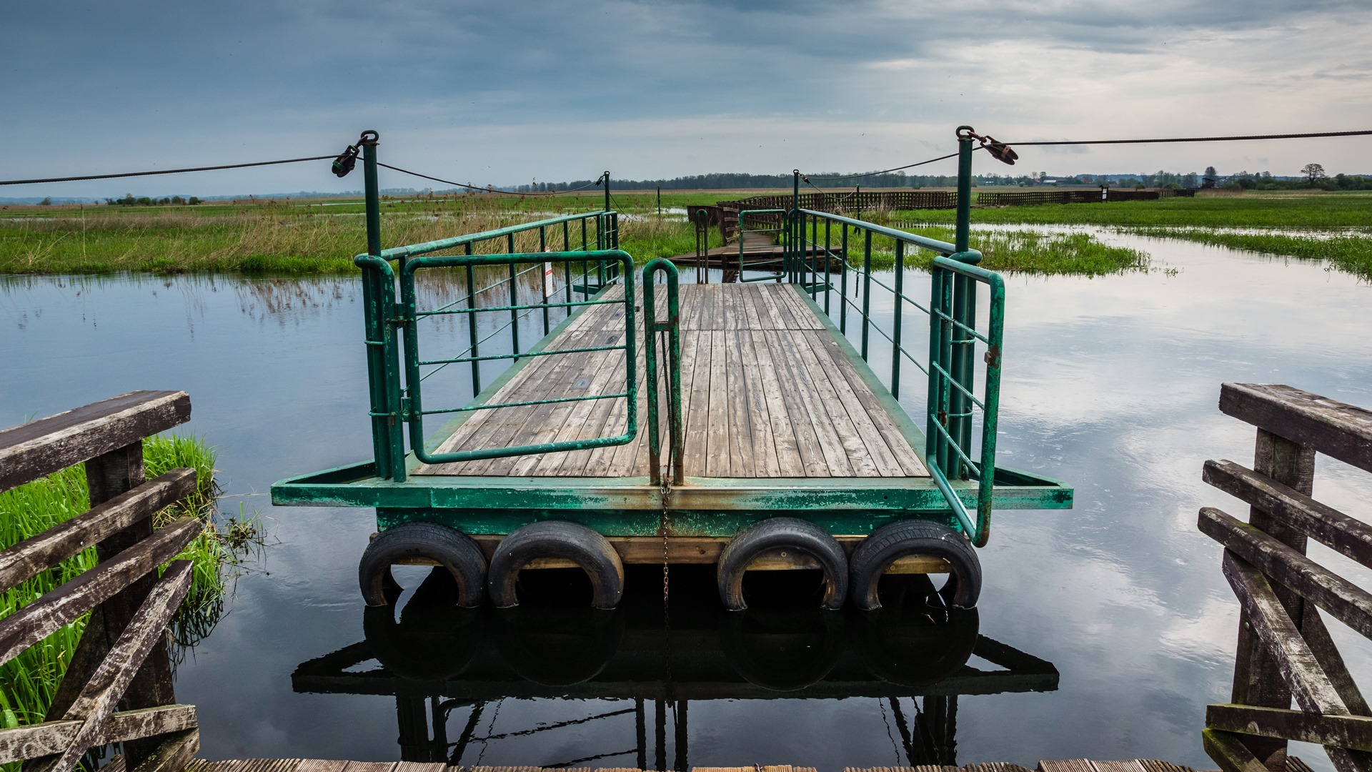 Kładka Waniewo-Śliwno zamknięta. Zbyt niski stan wody w Narwi