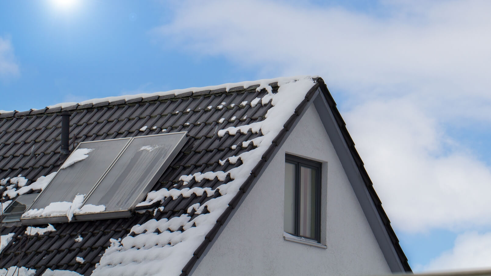 Strażacy przypominają o konieczności odśnieżania dachów budynków