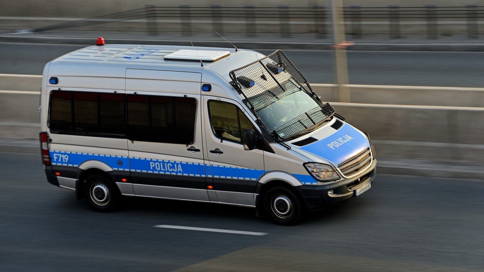 Pędził S8 w kierunku Warszawy "pod prąd" - zatrzymał się dopiero po strzałach policjantów