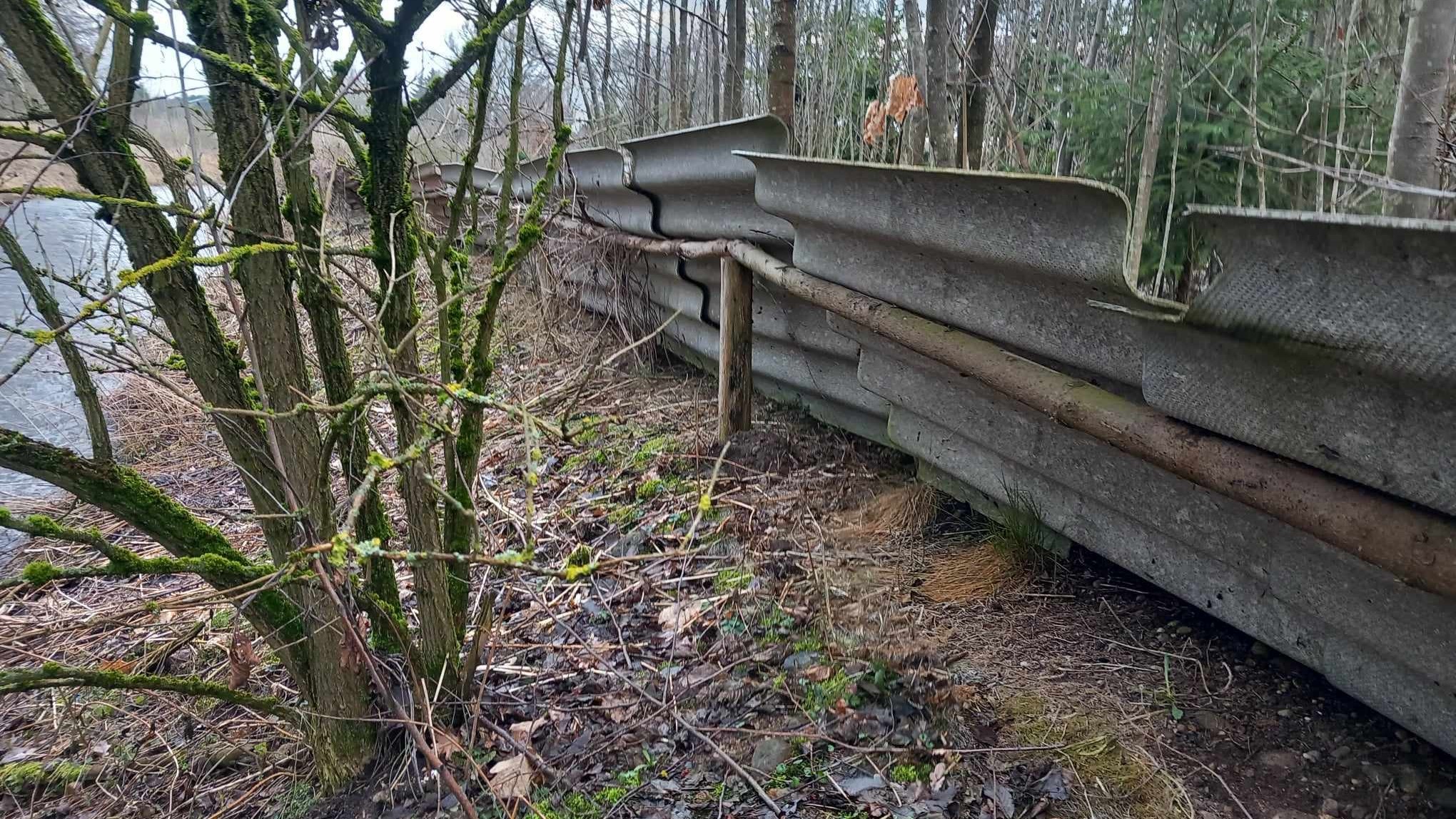 Eternitowy płot w Sobolewie, fot. Anna Auron-Wasilewska