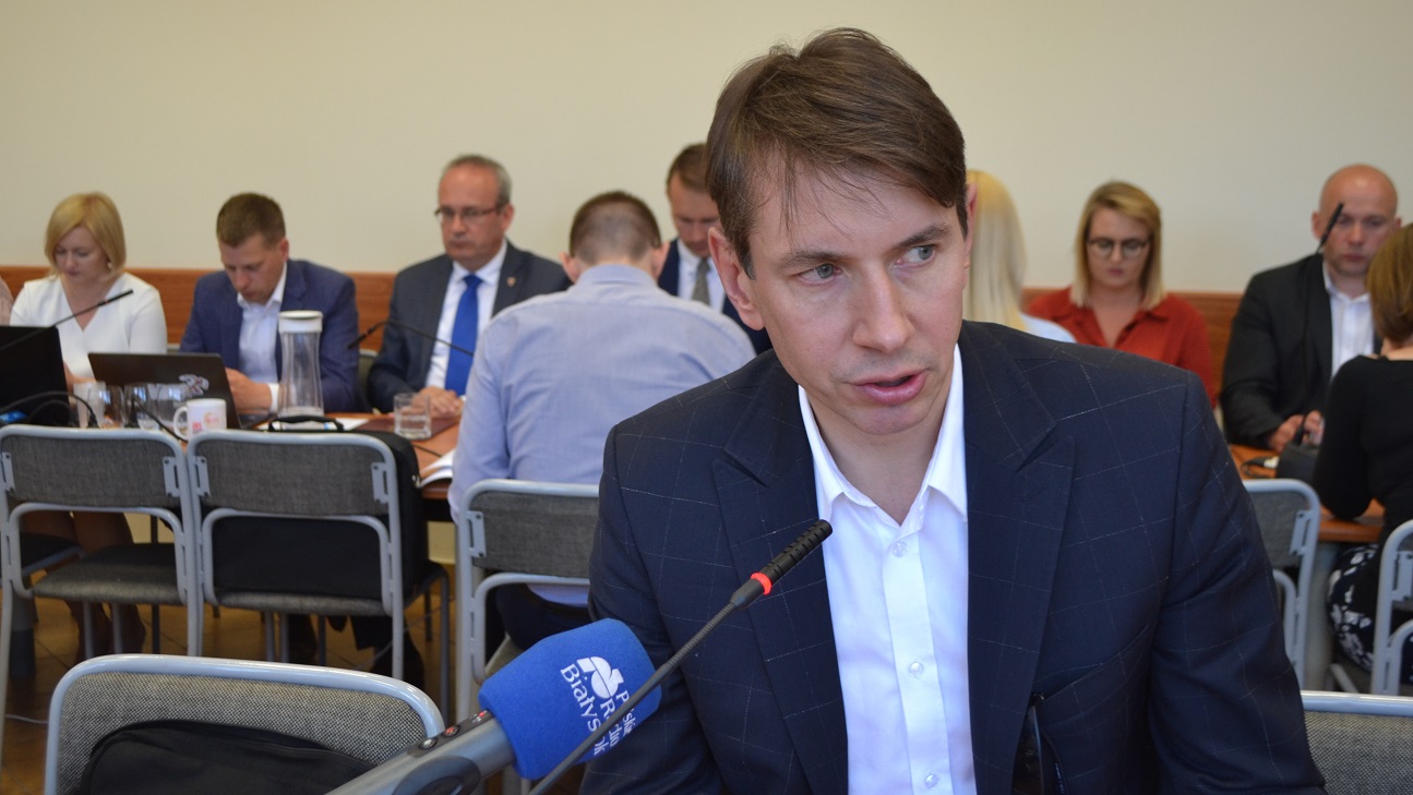 Augustów. Odwołany przewodniczący zarzuca radnym, że odwołali go w zamian za wyższe diety