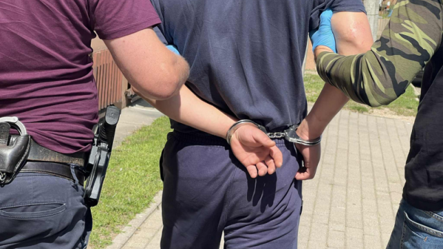 Wyniósł ze sklepu perfumy, alkohol i e-papierosy. To nie pierwszy raz, kiedy złapała go policja