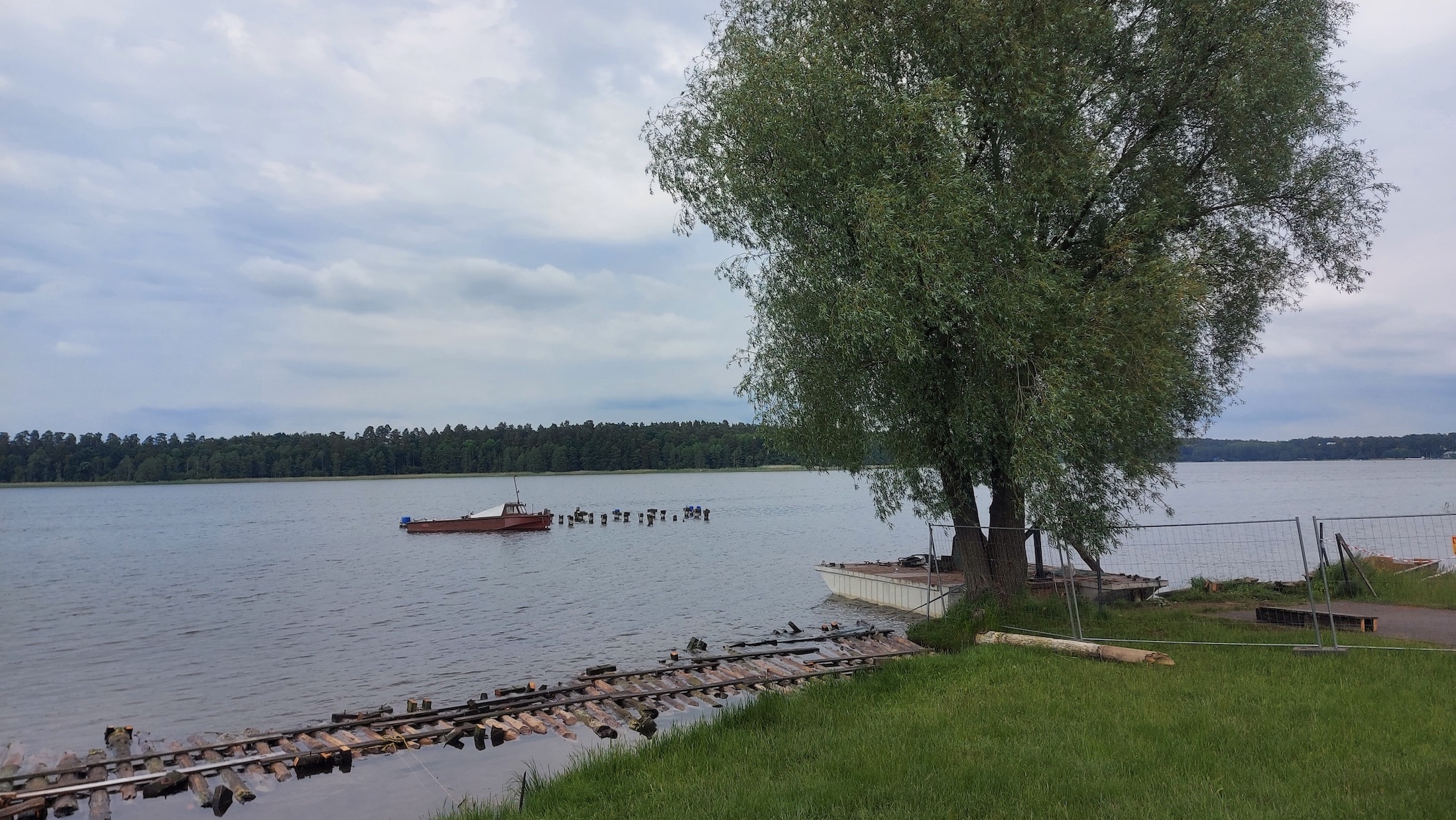 Mimo protestów mieszkańców oraz radnych opozycyjnych pomost na plaży Bielnik w Augustowie został rozebrany