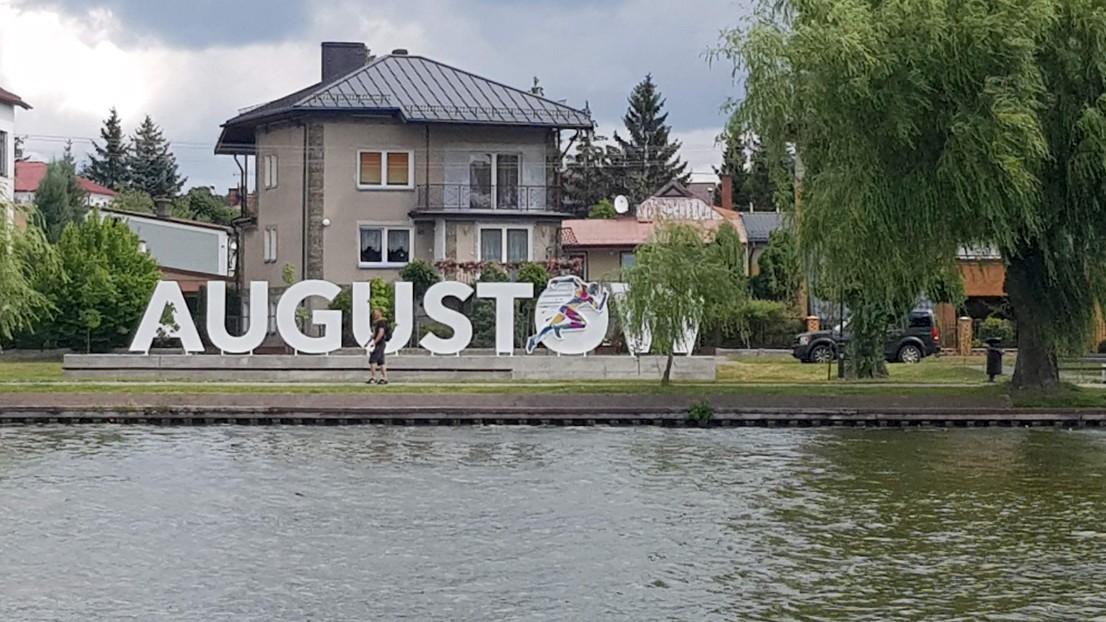 Augustów is the future — taki napis stanął nad brzegiem rzeki Netty