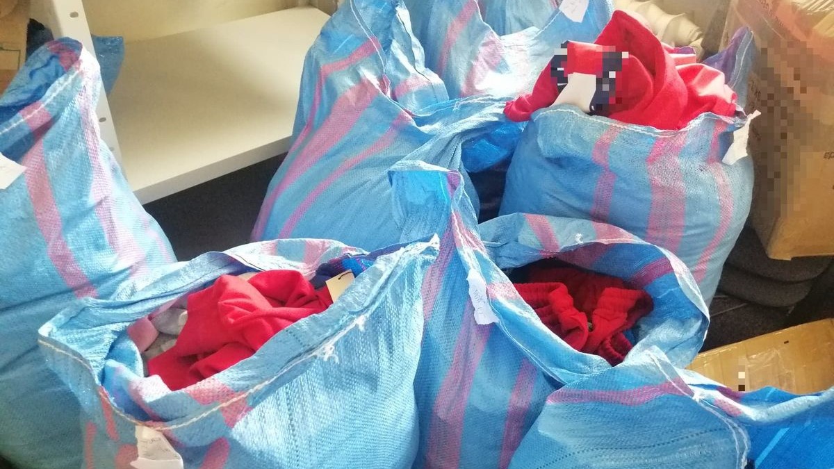 Na suwalskim bazarze handlowano podrobionymi ubraniami