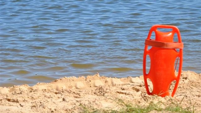 Ratownicy z suwalskiego WOPR-u uratowali trzy osoby, które wpadły do jeziora w sąsiedztwie plaży w Starym Folwarku