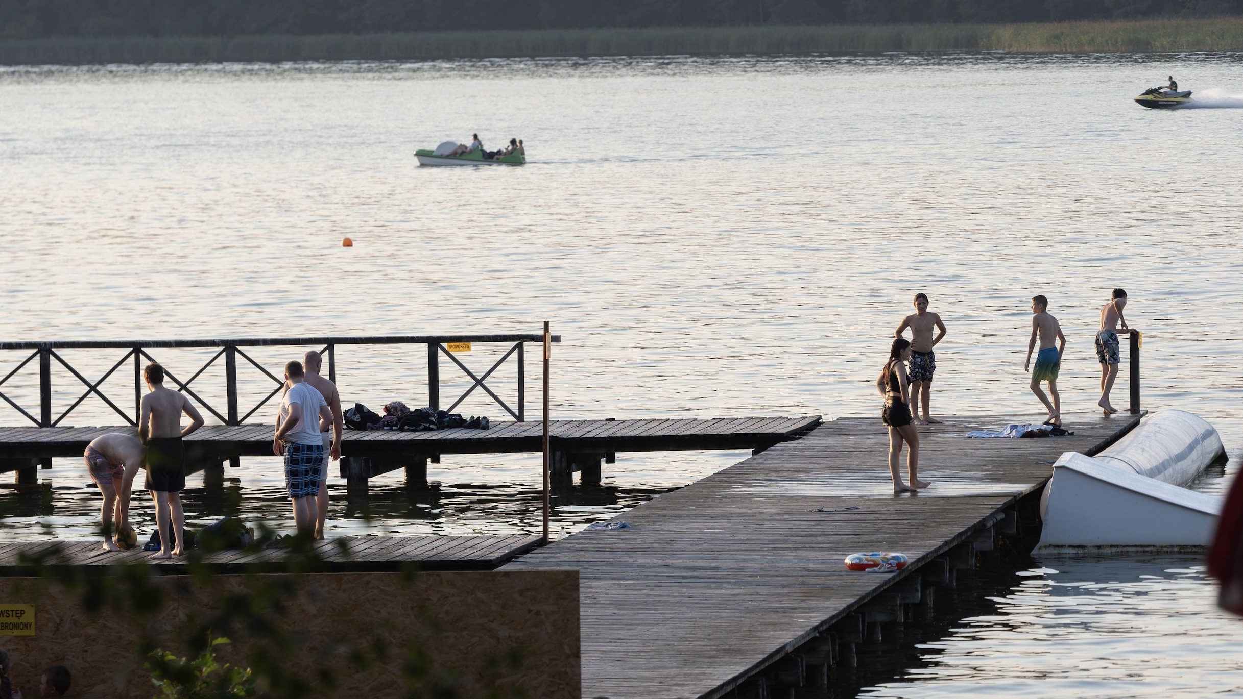 Mieszkańcy i turyści lekceważą zakaz wstępu na część pomostu przy plaży POSTiW w Augustowie