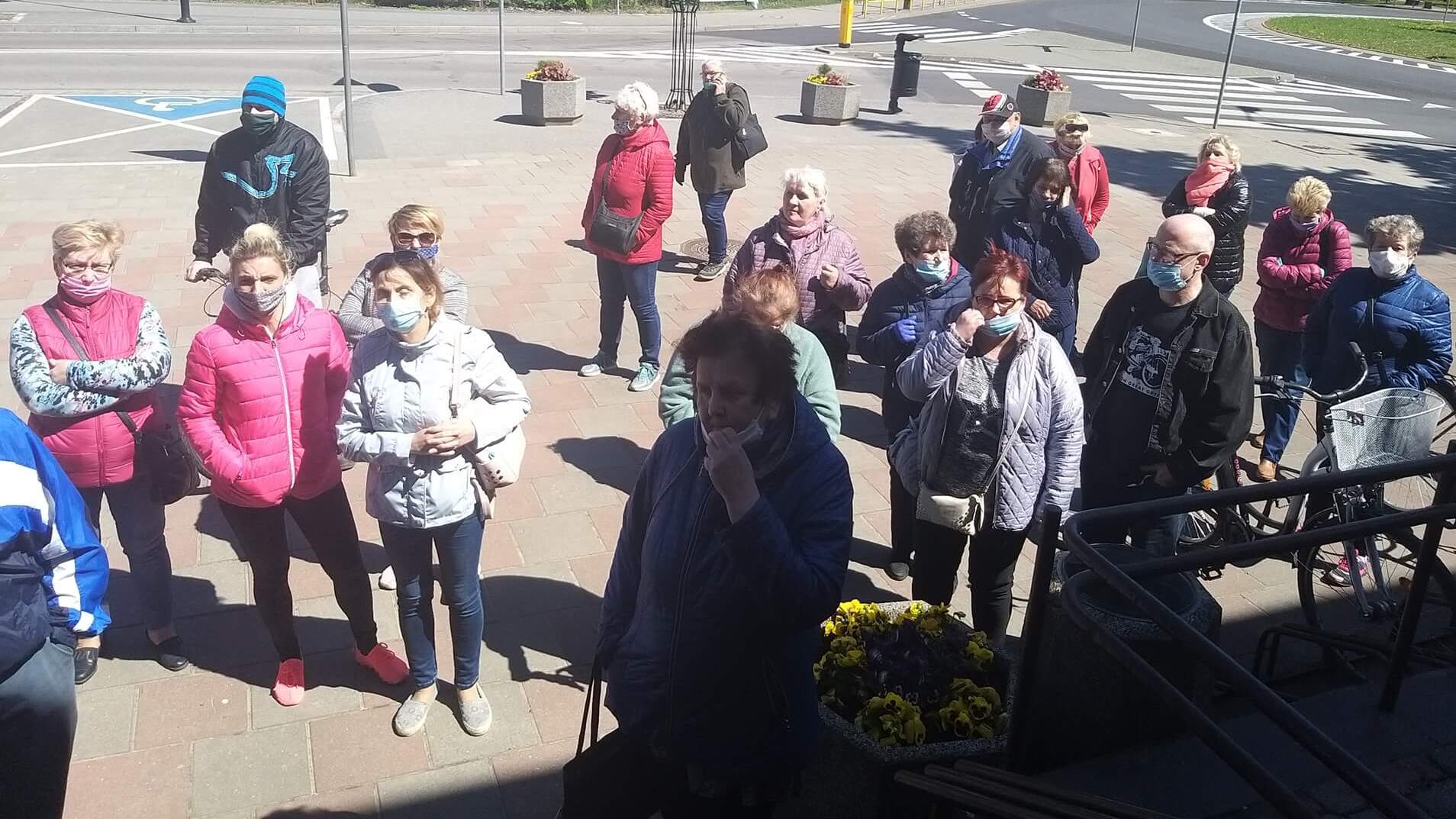 Lokatorzy mieszkań komunalnych przyszli pod augustowski urząd miejski, by zaprotestować przeciwko podwyżce czynszu