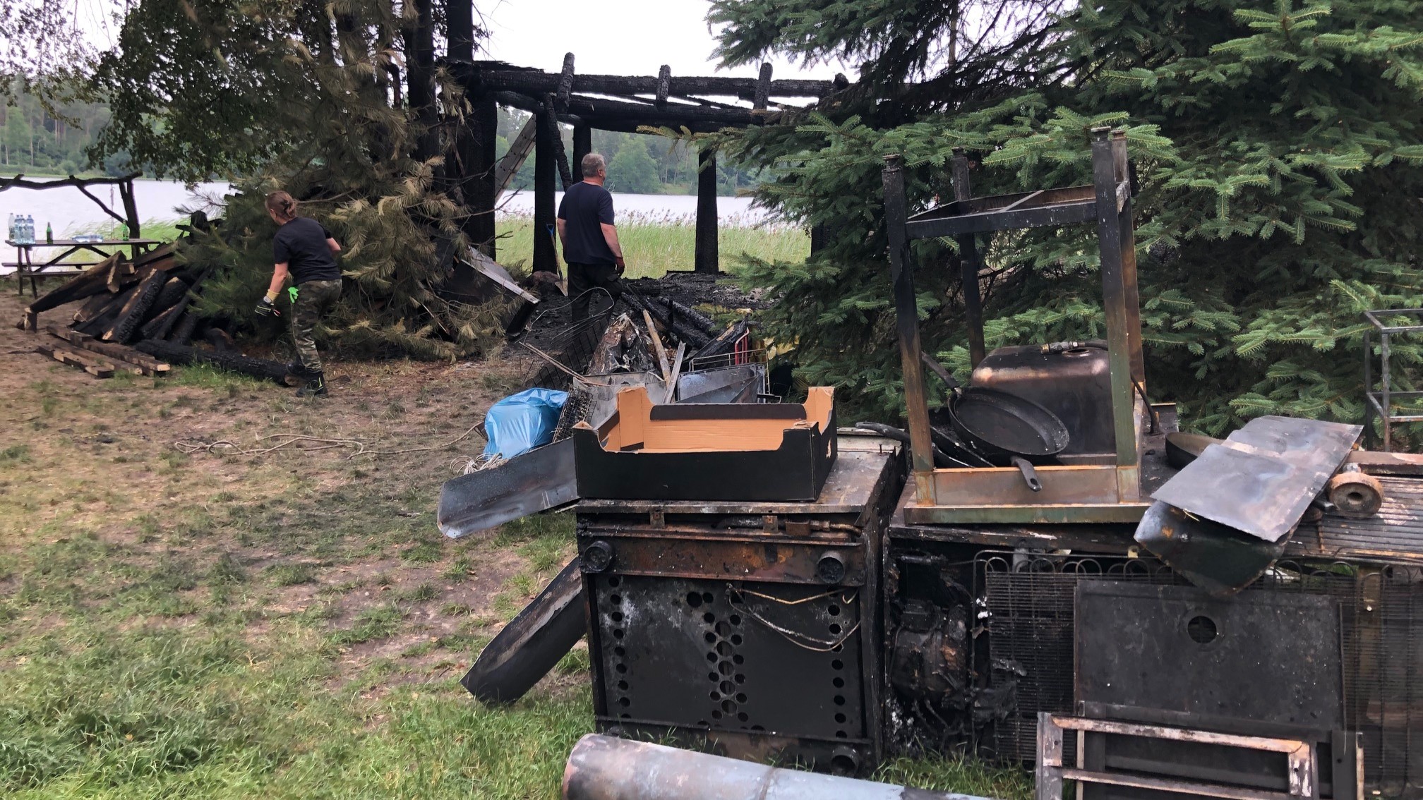 Groźny pożar wybuchł nad jeziorem Studzieniczne w okolicach Augustowa
