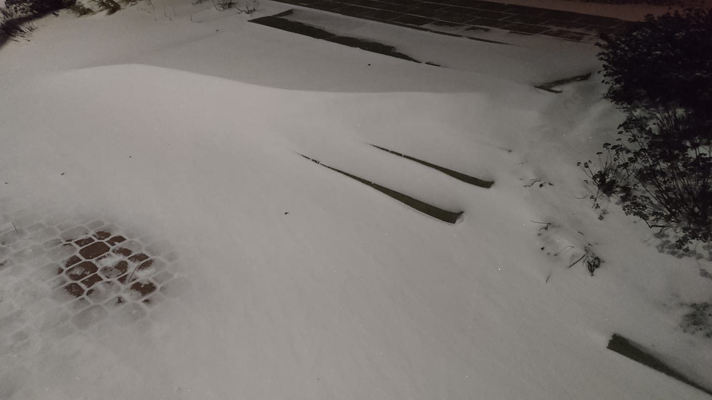 Śnieg zasypał Suwałki i okolice