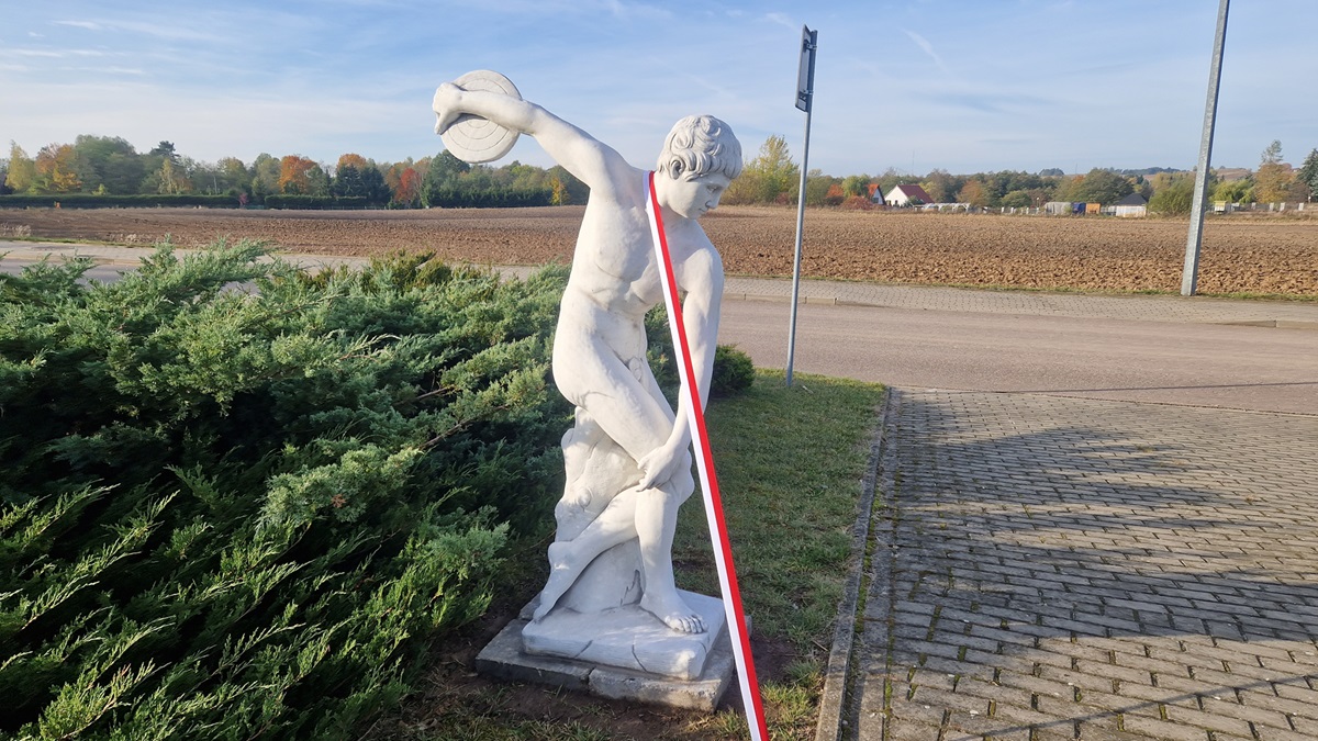 Rzeźba dyskobola stanęła na Alei Olimpijczyków i Mistrzów Sportu w pobliżu WOSiR "Szelment"