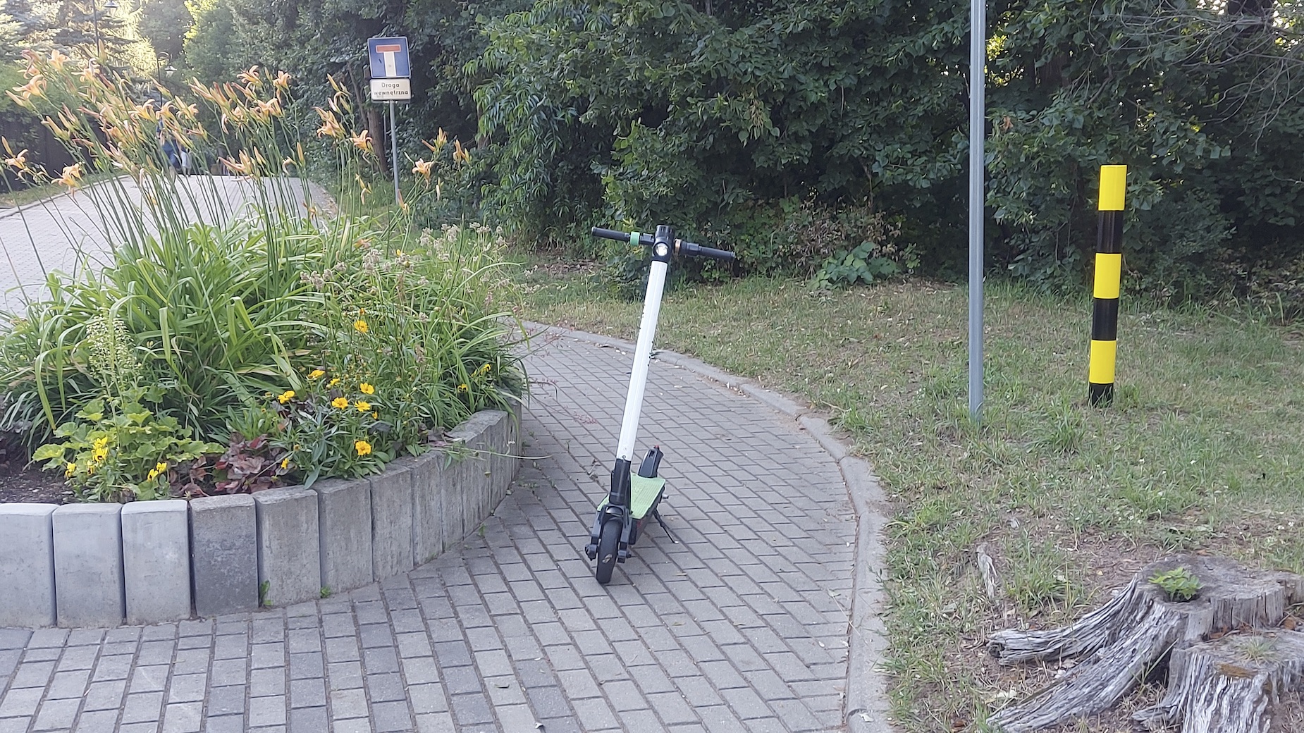 Mieszkańcy Augustowa skarżą się na pozostawiane w nieodpowiednich miejscach elektryczne hulajnogi