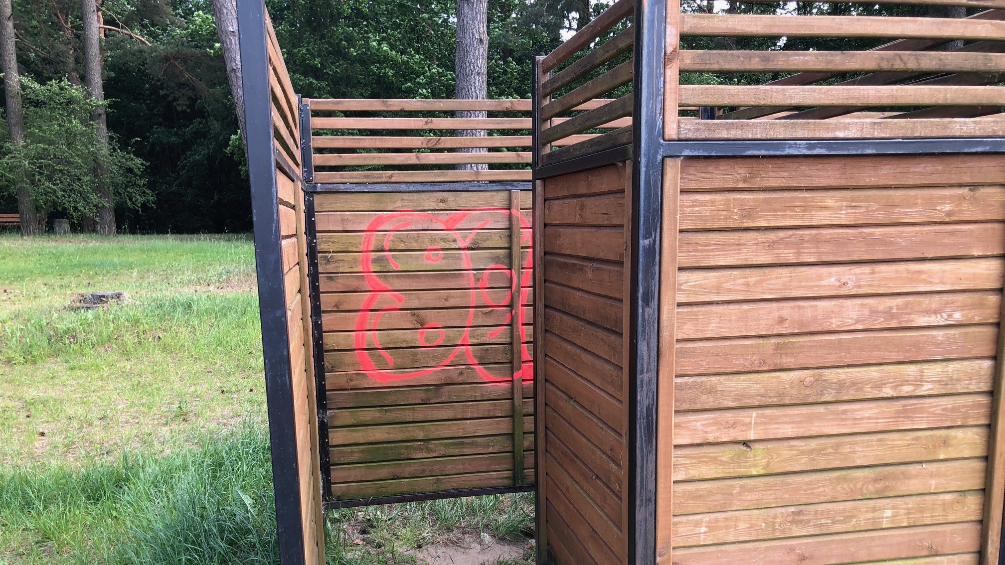 Wulgarne napisy pojawiły się na nowym pomoście w Augustowie