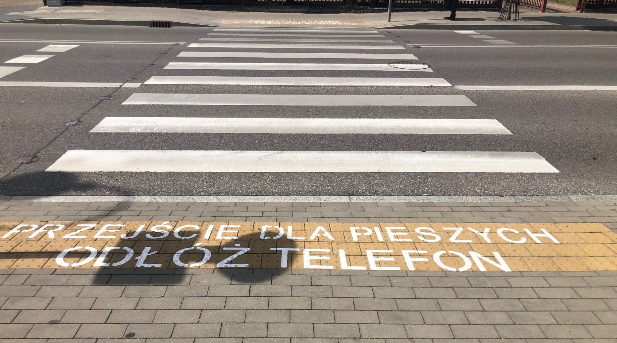 „Przejście dla pieszych – odłóż telefon” - taki napis pojawił się na jednym z przejść w Augustowie