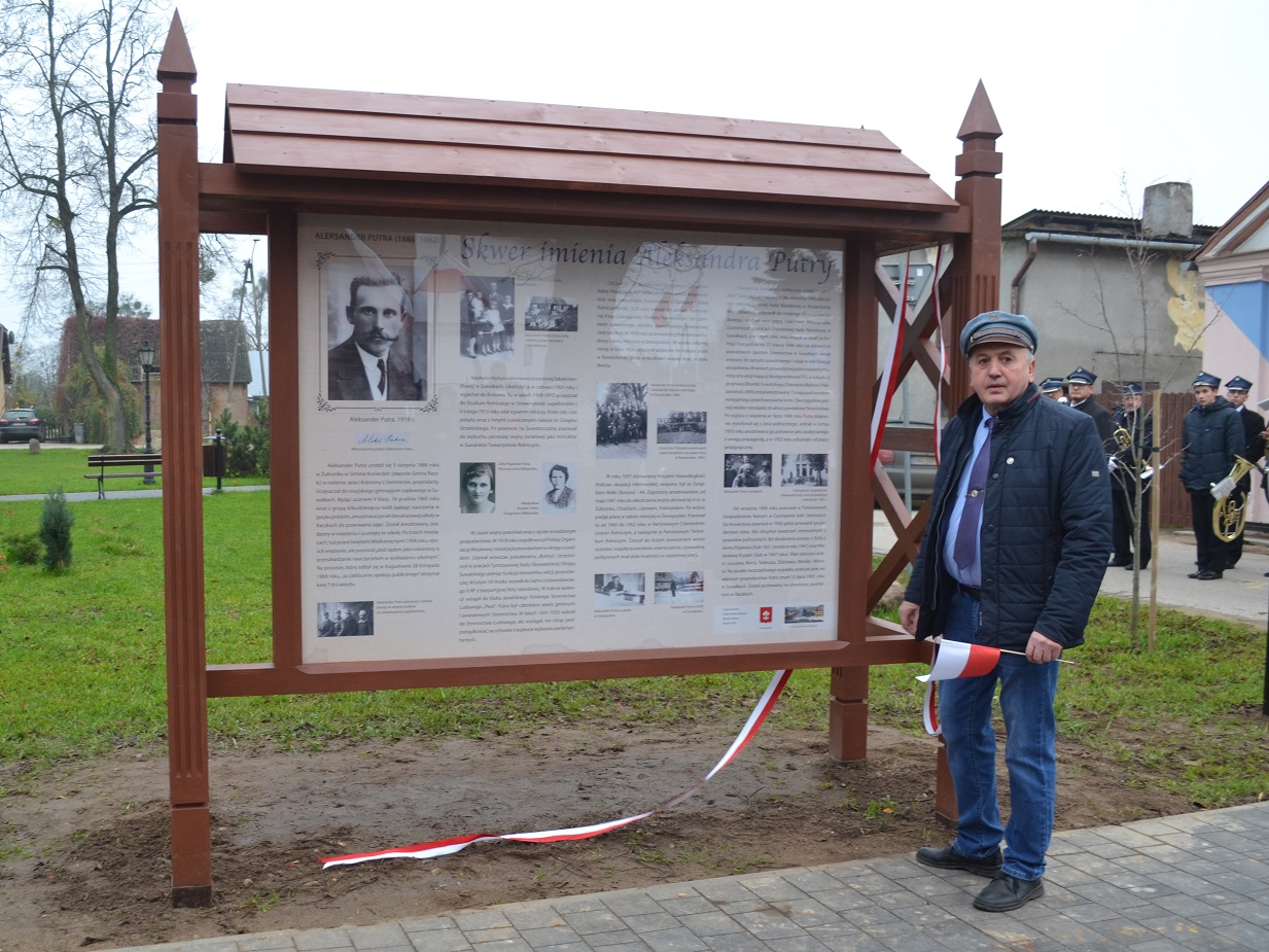 Skwerowi w sąsiedztwie Gminnego Ośrodka Kultury w Raczkach nadano imię Aleksandra Putry