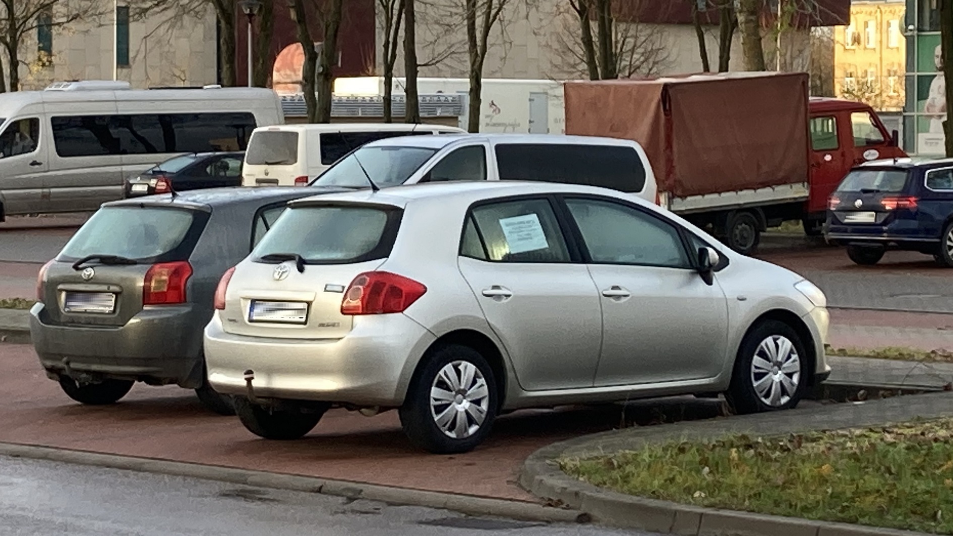 Suwalscy kierowcy skarżą się, że miejskie parkingi zamieniają się w nieoficjalne komisy samochodowe