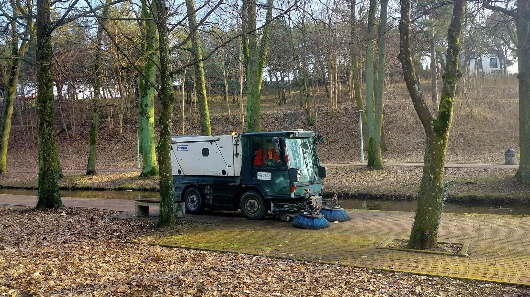 W Suwałkach rozpoczęły się wiosenne porządki. Na ulice i chodniki wyjechały zamiatarki