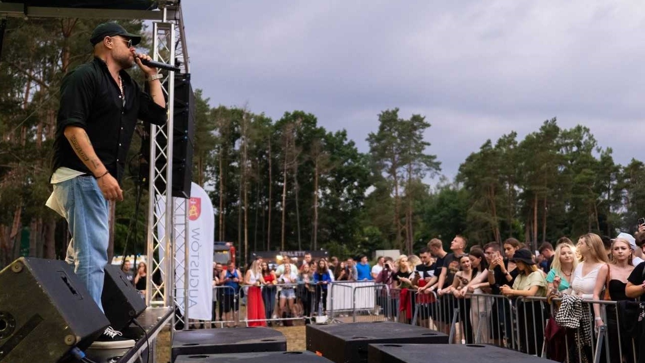 Kontrowersyjny koncert. Augustowski radny złożył skargi do Rzecznika Praw Dziecka oraz Podlaskiego Kuratora Oświaty