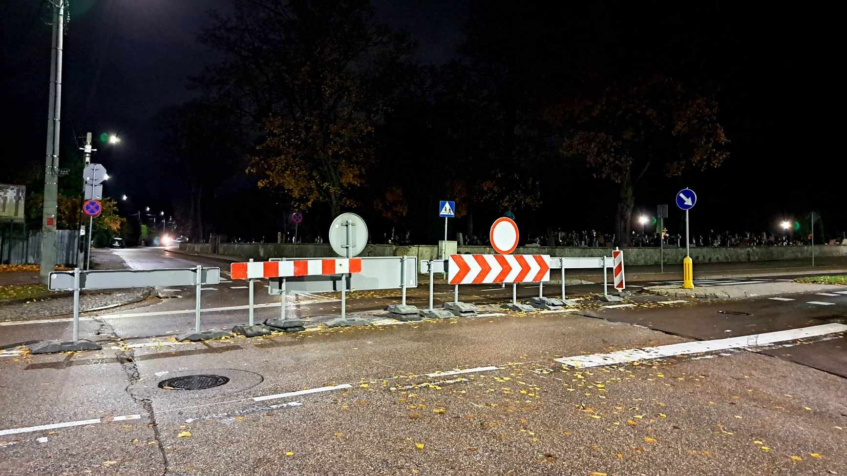 Od jutra (29.10) od godziny 18 w Suwałkach zmienia się organizacja ruchu przy cmentarzach. Potrwa ona do 4 listopada