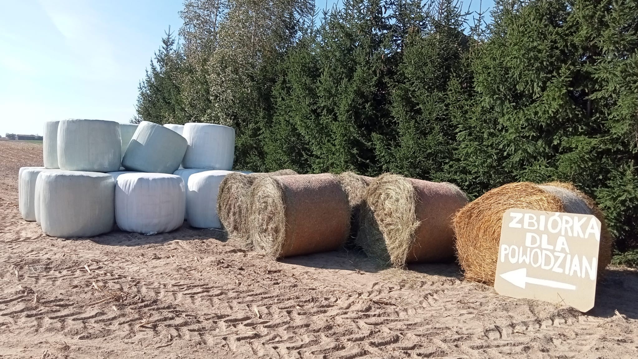 Rolnicy z Augustowszczyzny pomagają właścicielom gospodarstw zalanych podczas powodzi