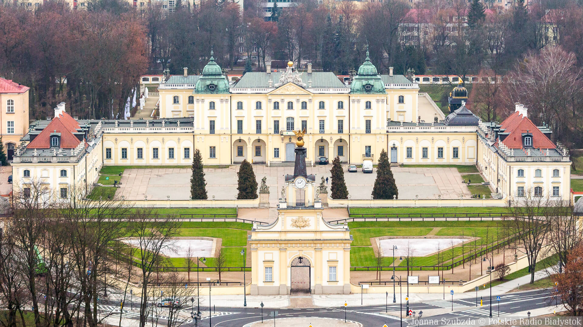 Naukowcy badają, co się kryje pod dziedzińcem Pałacu Branickich - trwają badania georadarem