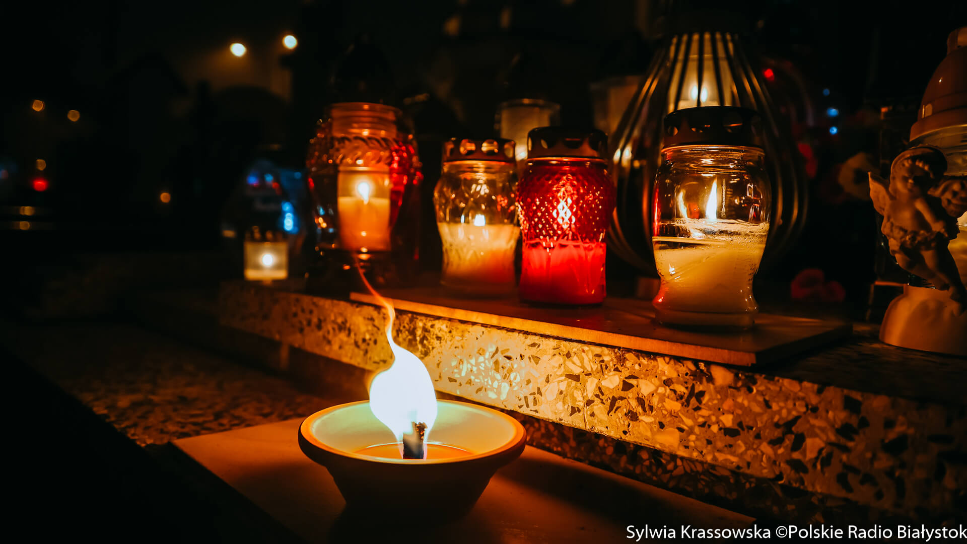 Białostoczanie porządkują groby na cmentarzach przed Dniem Wszystkich Świętych