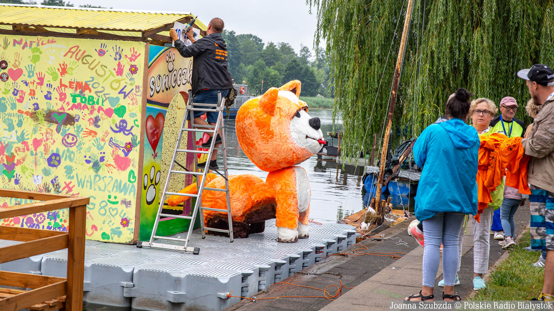 Niesamowite konstrukcje nad Nettą. Tak wyglądały przygotowania do Mistrzostw Polski w Pływaniu na Byle Czym [zdjęcia]