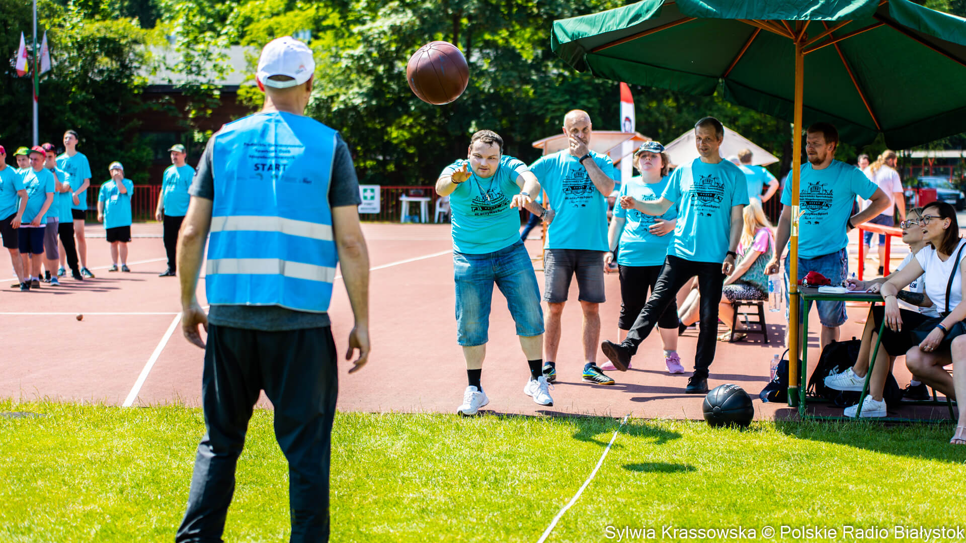 Na stadionie w białostockim Zwierzyńcu trwa Wojewódzka Spartakiada Osób Niepełnosprawnych [zdjęcia]