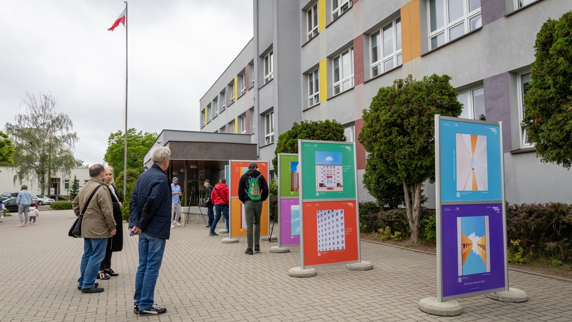 Przy SP nr 19 w Białymstoku można oglądać wystawę "Białystok idealnie" Patryka Wikalińskiego