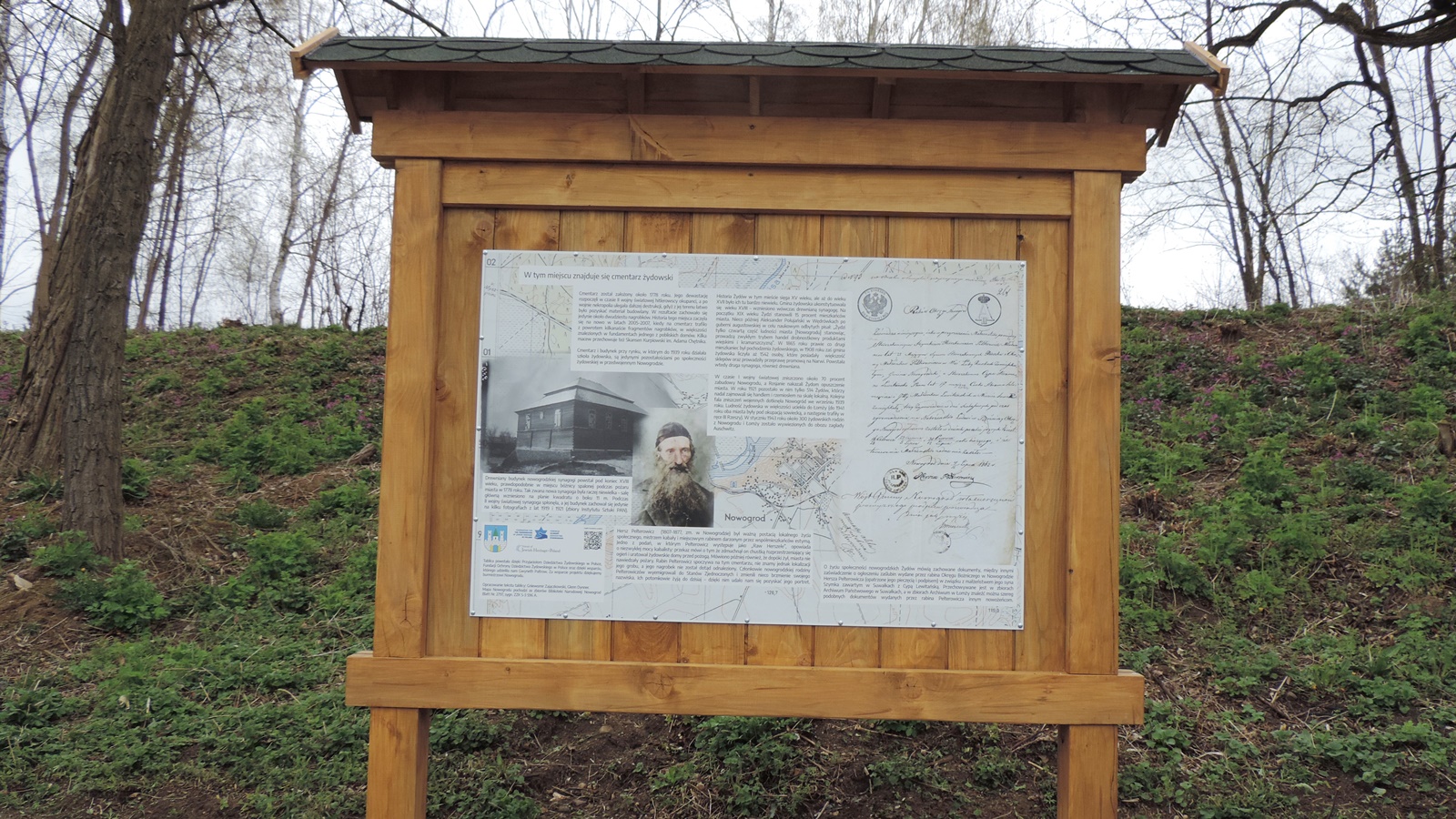 Tablica upamiętniająca miejscowych Żydów stanęła na kirkucie w Nowogrodzie